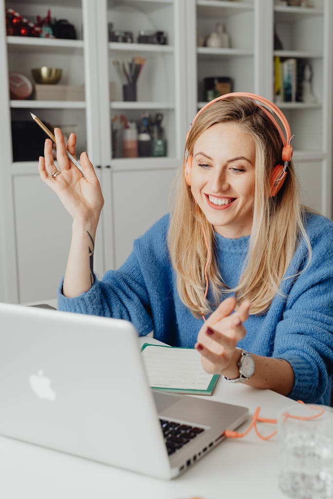A cheerful virtual assistant chatting with a client on the computer.